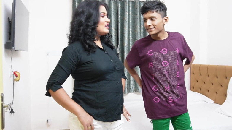 Queen star Desi: Latihan yoga bareng ibu tiri pagi-pagi yang hot banget!