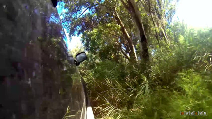 WWMAMM: Rothaarige mit tätowierungen und gepiercten brustwarzen werden im wald gefickt