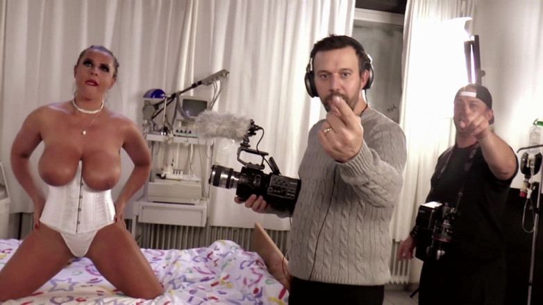 Pornstars fucking XXX: bari gand vaali milf(chodne laayak mammi) ko apne munh men...