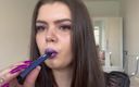 Your fantasy studio: Paarse lippenstift paars nagels rokende babe