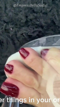 Tacones de plataforma transparentes y uñas rojas sexy de Imperatrizbella