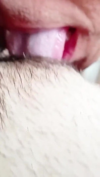POV : Mon mari explore ma chatte poilue, me lèche et s'embrasse jusqu'à ce qu'elle m'amène à un délicieux orgasme réel