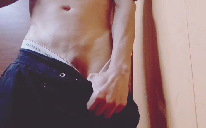 Sexy gay show: 我年轻的网络摄像头表演裸体玩弄他的身体，阳光在户外反射我的身体