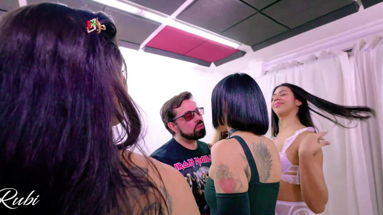 Rubi Torres: 四个女人把屁股交给一个非常丰满的