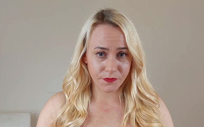 Michellexm: Küçük penisini aşağılamalarla ve gülerek aşağılıyorum, dizlerinin üstüne oturup ayaklarıma tapmanı...