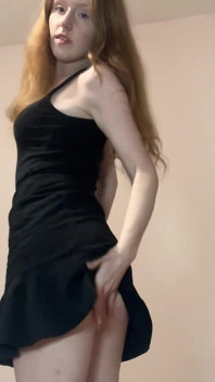 Striptiz ruda, chuda, drobna mnie z czarną spódnicą
