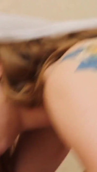 Sexig lesbisk Ela Darling knullar sin nya brud med en strap-on
