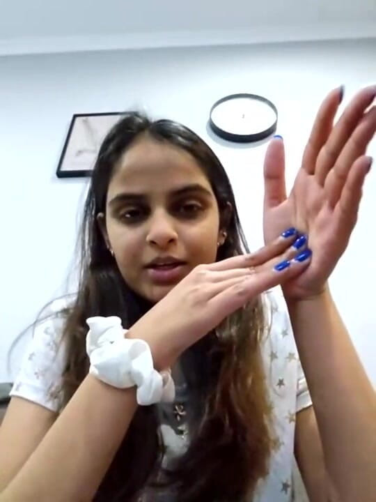 Treblsex: 印度女孩洗澡时裸体谈话