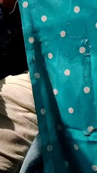 80 saten elle muamele - yarak kafası ovuyor ve komşu anti'nin saten ipeksi gökyüzü mavi nokta baskı takımına boşalıyor