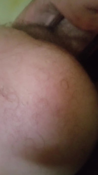 我正在玩弄我的小穴，就像你的鸡巴在我体内一样，我让你操我的屁股！