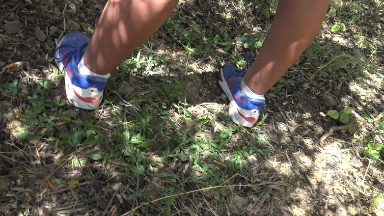 Stepmom Susan: Soția nudistă matură pasionată de încornorare lasă străinii la întâmplare să ejaculeze...