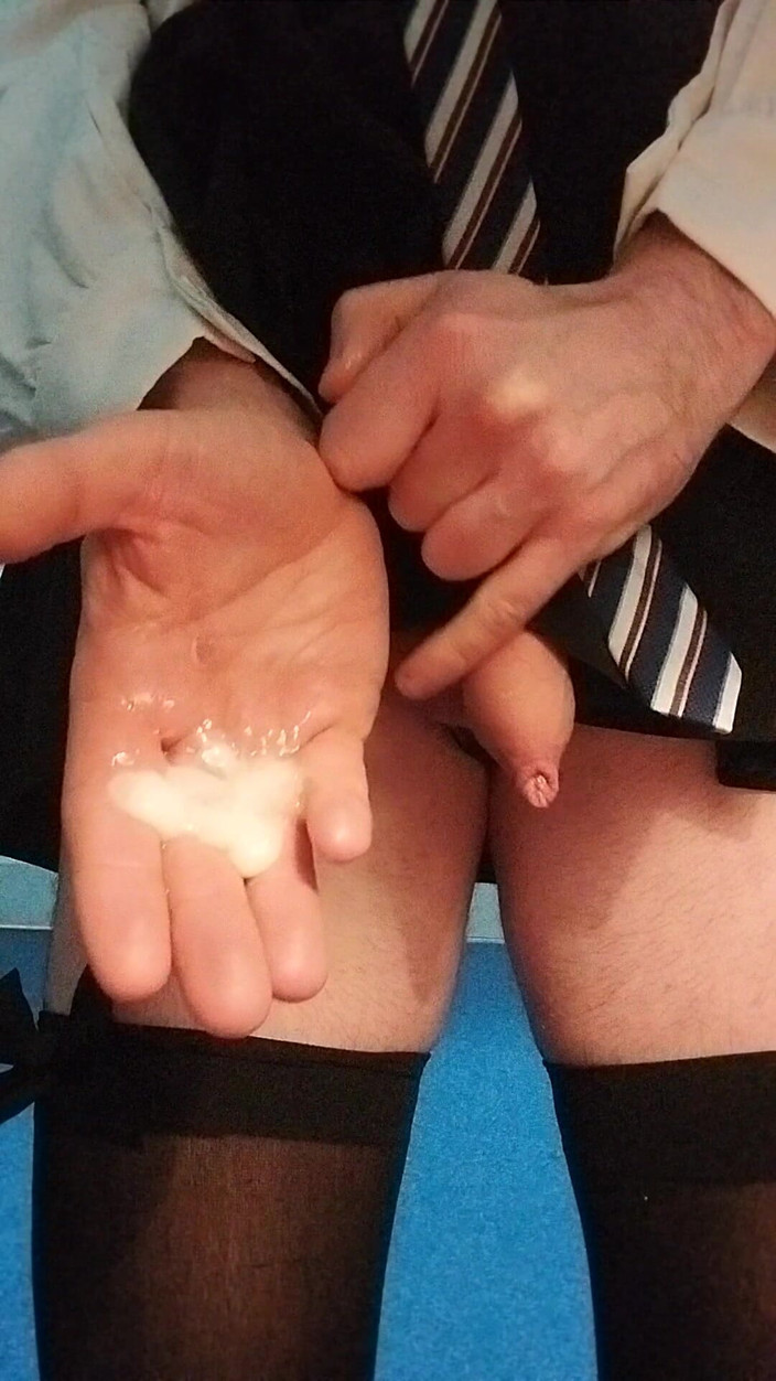 Cindy Belfast: 淫乱な弱虫ビッチが制服姿で絶頂