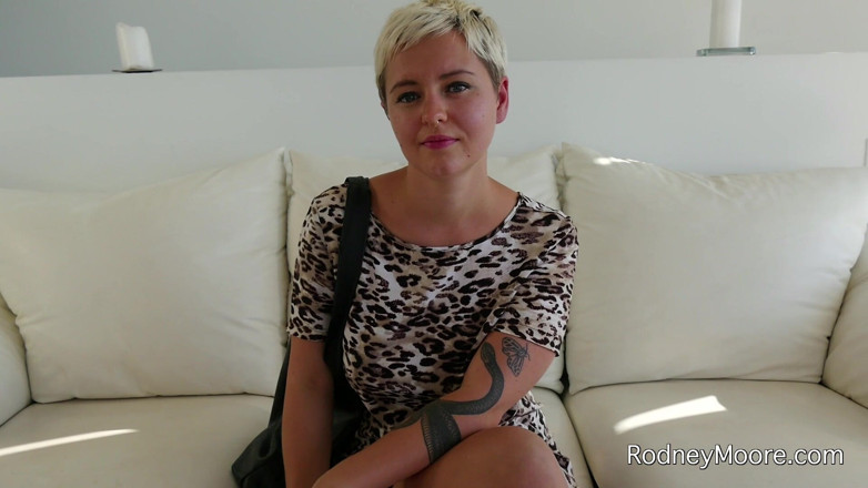 Horny Hairy Girls: Hairy Pussy Girl Sucks! Licking Pussy