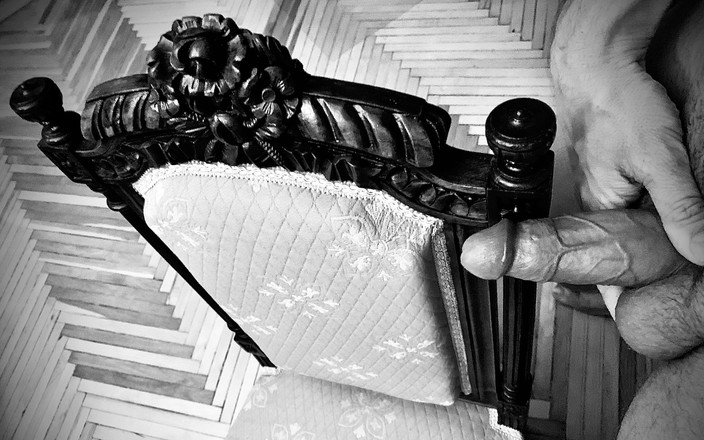 Stanislav_desired: Il tipo si masturba su una sedia vintage e alla...