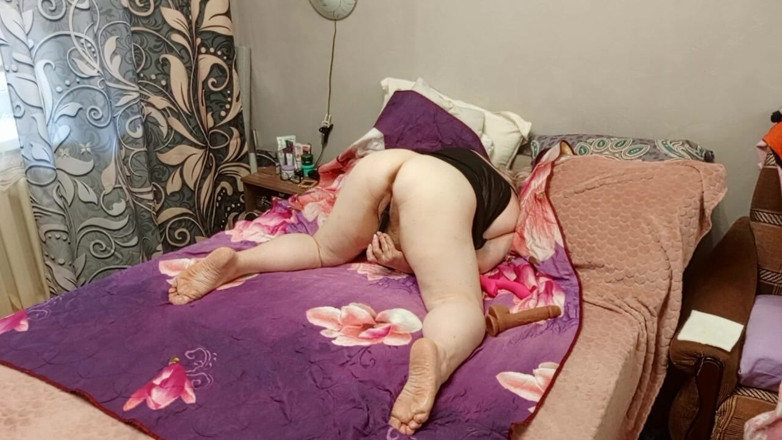 Zona901: Pacar masturbasi memeknya yang berair dan berdada dengan mainan seks