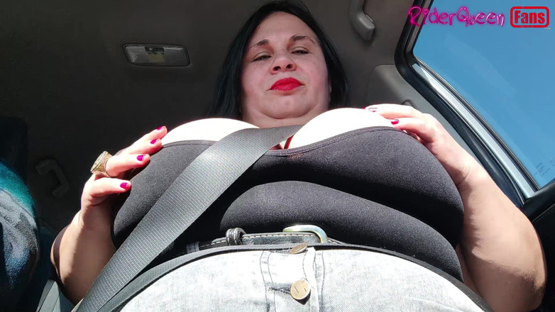 Riderqueen BBW Step Mom Latina Ebony: Tetek besar di rute di luar rumah