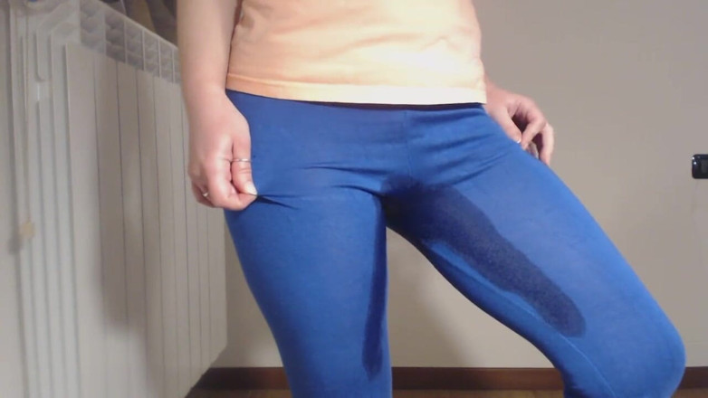 RavenBigAss: Pipì in pantaloni della tuta