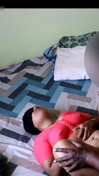 Pembe bluzlu güzel vücutlu desi yenge sert sikiliyor ve dölleniyor