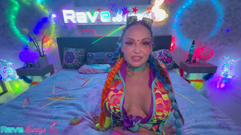 Rave Bunnys: Katalina Kyle Twerks in Thigh Highs Before Dropping to Her...