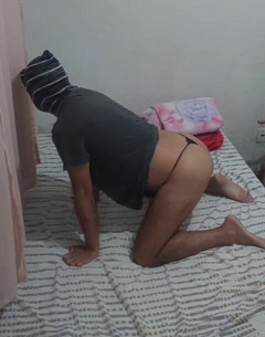 Ladysilvas: 在床上穿着内裤的Ladysilva真是一个热辣的屁股