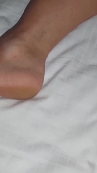 shaukiya sunahre baalon vaali patni Footjob aur pair pooja ka aanand milta hai
