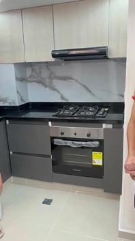 Mon demi-frère se masturbe dans la cuisine et me surprend avec son énorme pénis et finit par me faire baiser richement