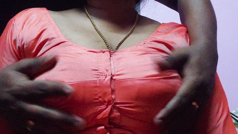Desi Mohini: Die schöne herrin hat zwei große brüste