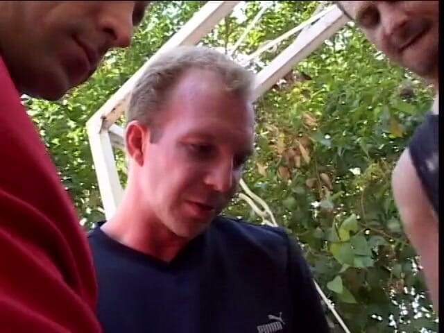 Gangbang Whores: Brunette met kleine tieten krijgt bukkake sperma in het gezicht...