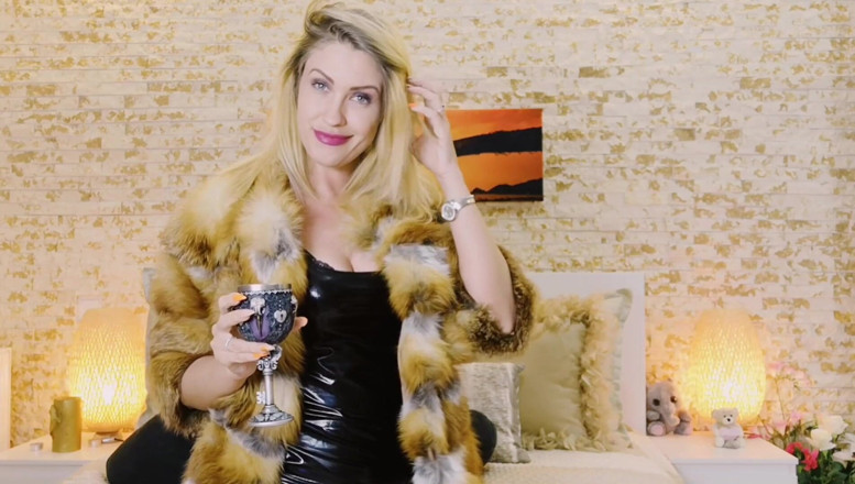 Erotic Tanya: Chcaní a prdy v kožešině