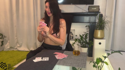LizaVirgin: Despindo o jogo de cartas com uma milf gostosa
