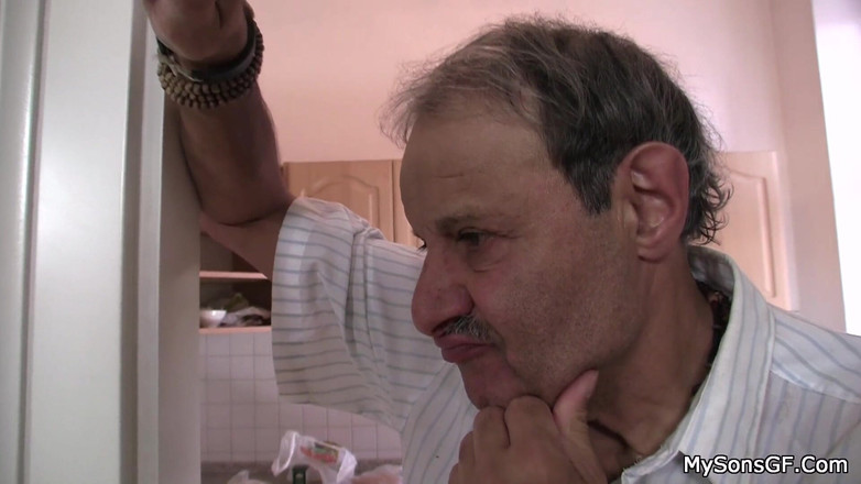 My Sons GF: Ayah tiri membetulkan palu tetapi dengan cara yang istimewa