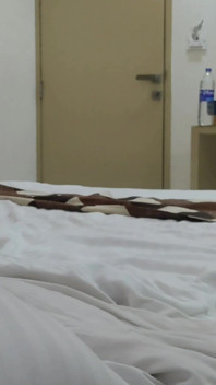 Fantasi riya si cewek tubuh aduhai dengan setelan malam hitam lagi asik nyepong kontol
