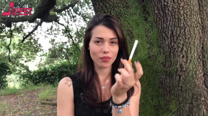 Smokin Fetish: 공원에서 흡연하는 핫한 십대