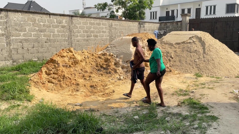 Creamyshuga: Обратной стороной здания к ее подруге