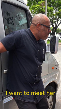 Pantat nenek bertatu gemuk yang melampau dikongkek dalam bas memandu
