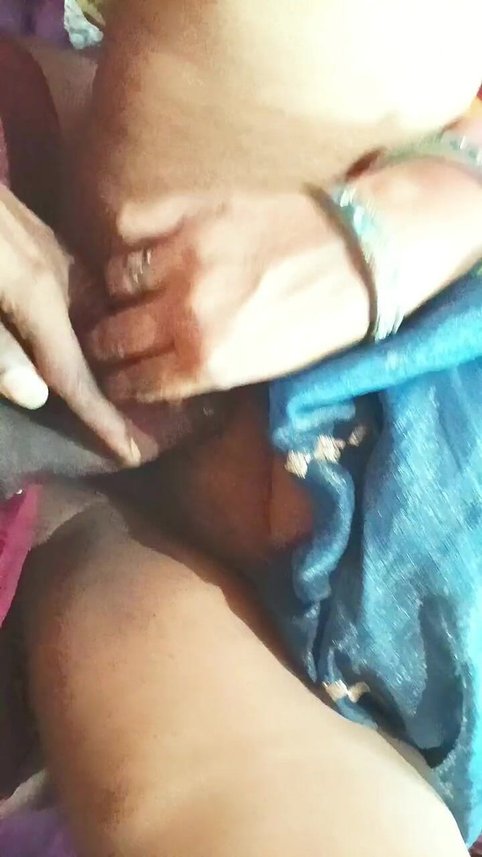 Priyabhabhi2011: 火辣印度德希继妹在印地语音频中的继兄弟的重口味视频