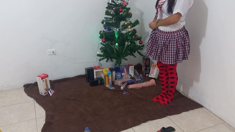 Martin13: セクシーな学生がクリスマスプレゼントを受け取る!!彼女はそのうちの一人と自慰をし、それを楽しんでいる