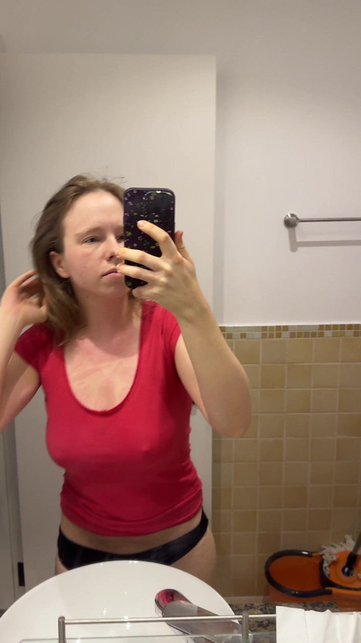 SweetLucy96: Îi poți vedea sfârcurile mari prin tricou