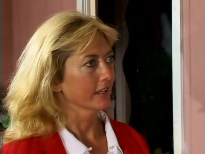 Milf in Love: Seksi sarışın orta yaşlı seksi kadın dövmeli kaslı adam... ağzına...