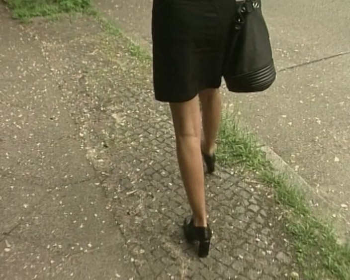 YOUR FIRST PORN: Štíhlá dospívající Elisa ukazuje nahou měkkou sponku