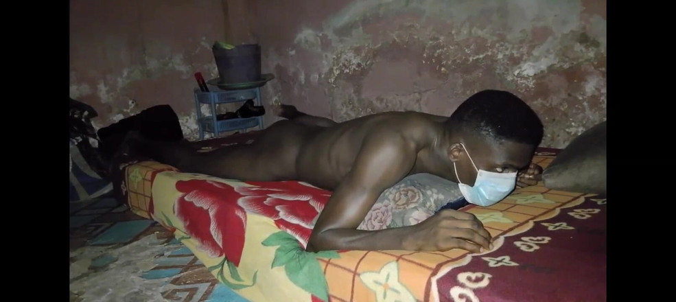 Masturbator emmy: Mengongkek katil saya seperti isteri saya