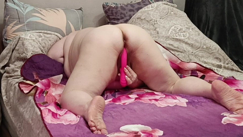 Zona901: Une voisine s’enfile une grosse chatte avec des jouets