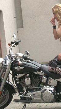 Hete blonde milf probeert een fotomodel te zijn