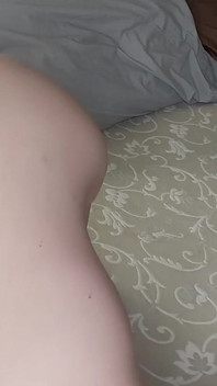 Sexy milfka mění listy a pak masturbuje k orgasmu!