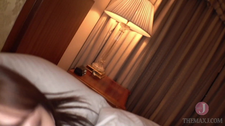JAV Amateur: Křičí Jdu! Ne! Jdu! a kroutí těsnými boky, když přijde.
