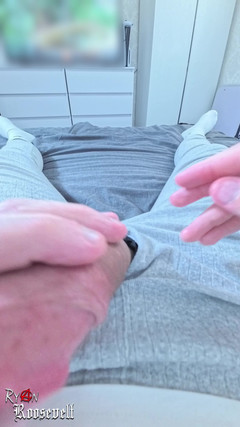 Ryan Roosevelt: Orgasme menggeliat keras dan muncrat besar setelah ngocok kontol dengan...