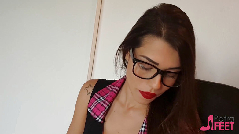 Smokin Fetish: Krásná holka Petra kouří doutník a hraje si s nohama