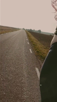 Einen Spaziergang an der Straße machen und einen riesigen cumshot squirten
