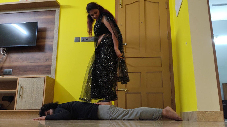 Vaigavarun Feet romance: Madam Punishing Servant Full Weight Body Trample