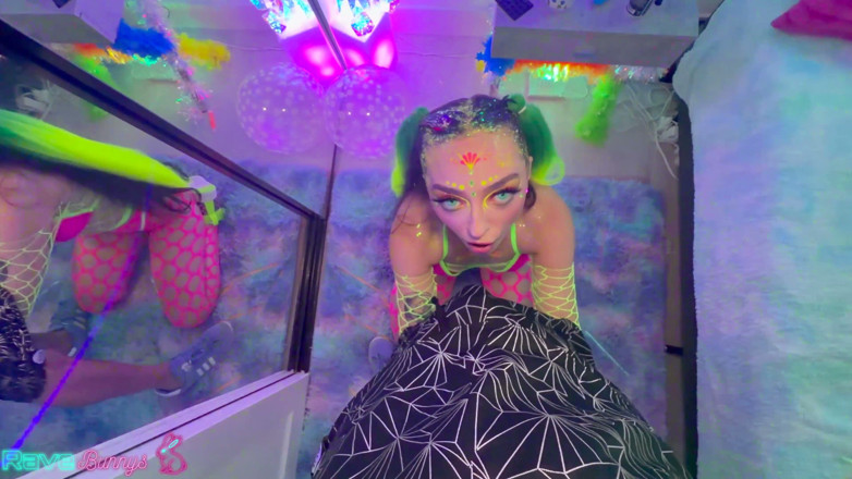 Rave Bunnys: Scarlett Rosewood klečí v síťovaných silonkách a hladí péro Briana...